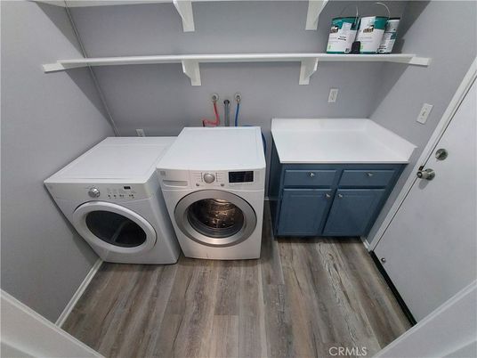 Interior, Washer, Wood Texture Flooring