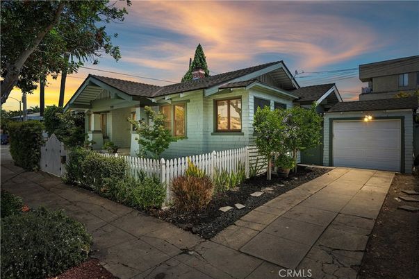 Attached, Exterior, Facade, Queen Anne Victorian