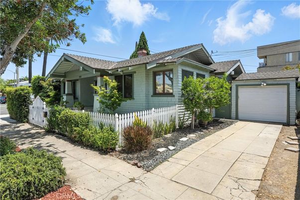Attached, Exterior, Facade, American Craftsman