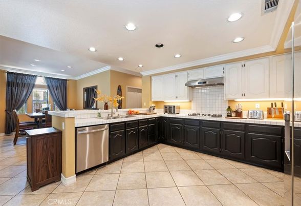 Dining room, Interior, Kitchen, Recessed Lighting, Stainless Steel Appliances