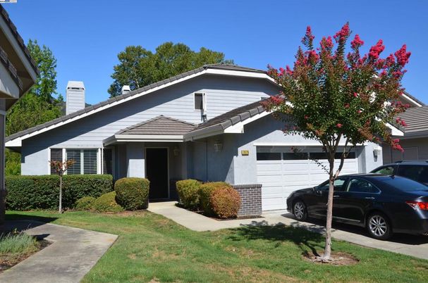 Attached, Exterior, Facade, American Craftsman