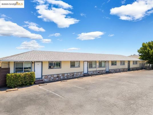 Exterior, Facade, Ranch