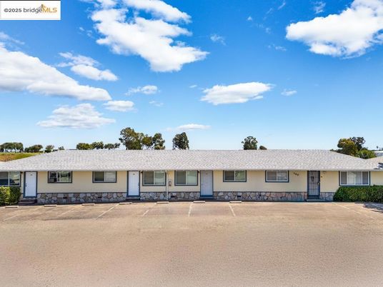 Exterior, Facade, Ranch