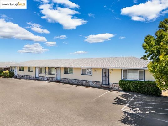 Exterior, Facade, Ranch