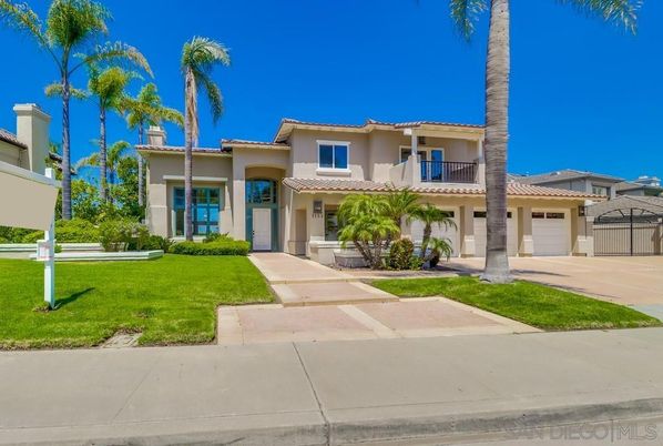 Attached, Exterior, Facade, Mediterranean