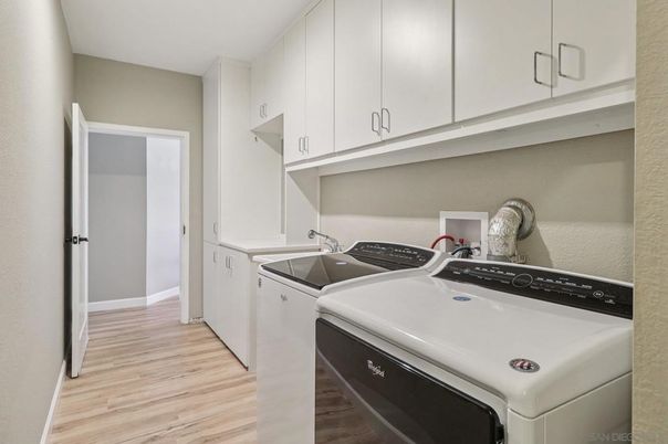 Interior, Washer, Wood Texture Flooring