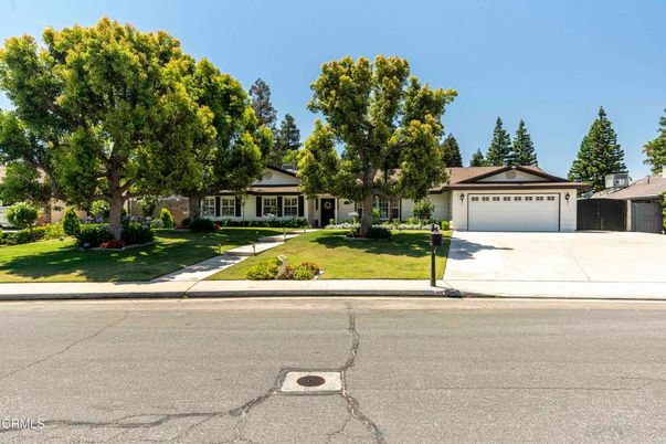 Attached, Exterior, Facade, Ranch
