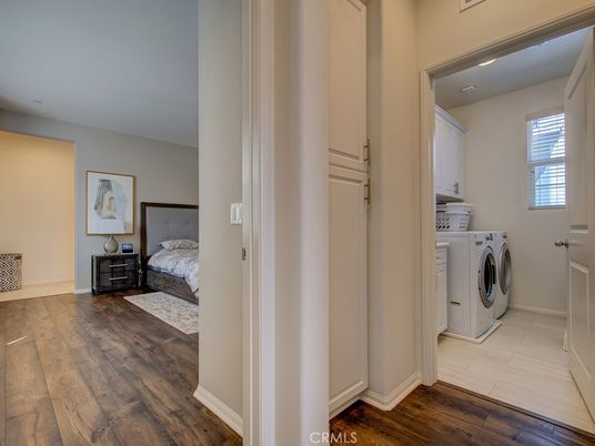 Bedroom, Interior, Washer, Wood Texture Flooring