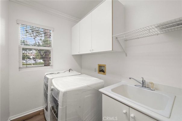 Interior, Washer, Wood Texture Flooring