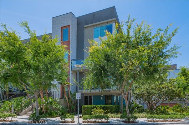 Exterior, Facade, Modern