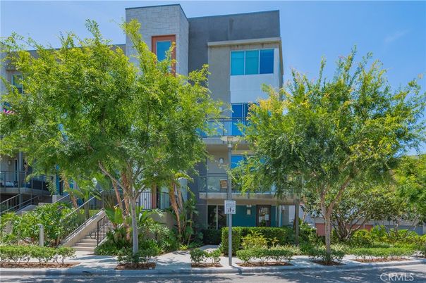 Exterior, Facade, Modern