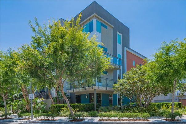 Exterior, Facade, Modern