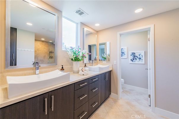 Bathroom, Dual Sink Vanities, Interior, Recessed Lighting