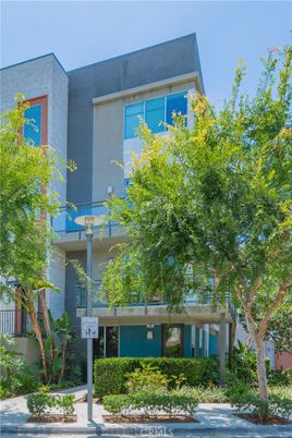 Exterior, Facade, Modern