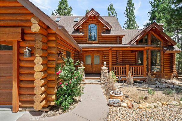 Exterior, Facade, Log Home
