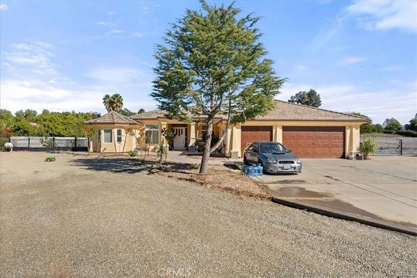 Attached, Backyard, Exterior, Facade, Brick Facade, Ranch