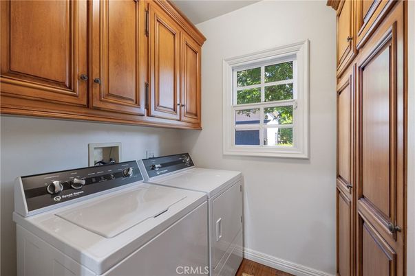 Interior, Washer, Wood Texture Flooring