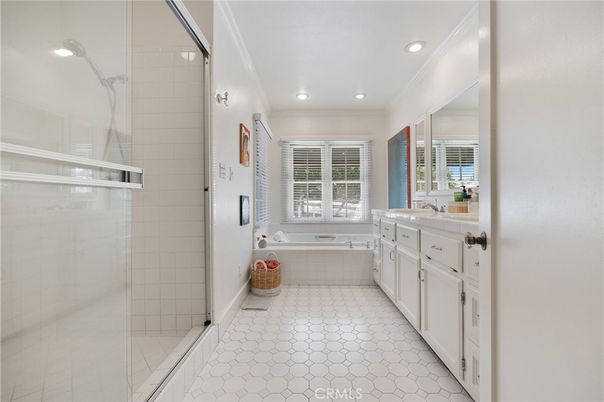 Bathroom, Dual Sink Vanities, Interior, Recessed Lighting
