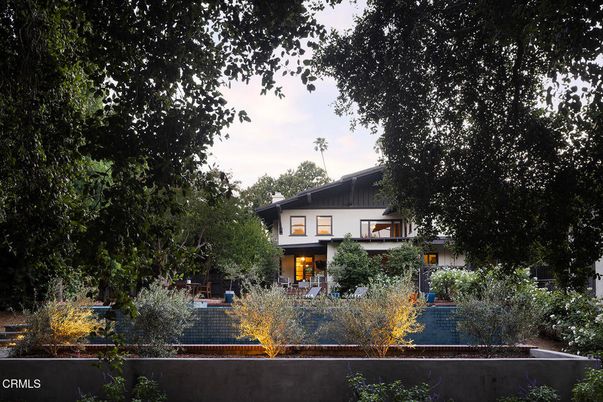 Exterior, Facade, Modern
