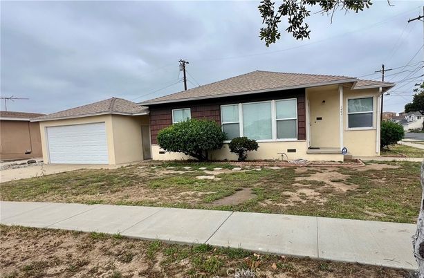 Attached, Exterior, Facade, Ranch