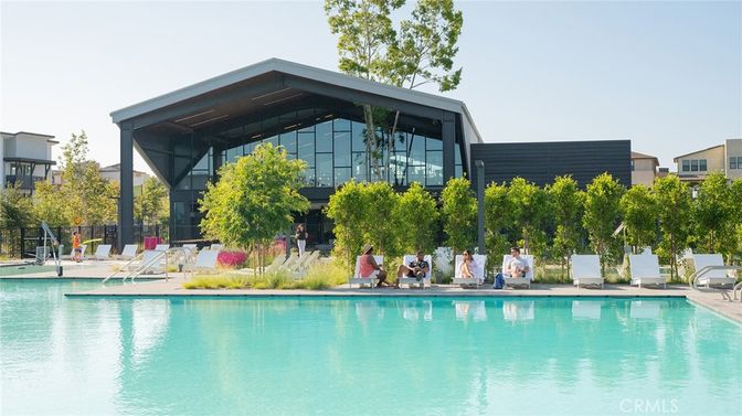 Exterior, Facade, Pool, Modern