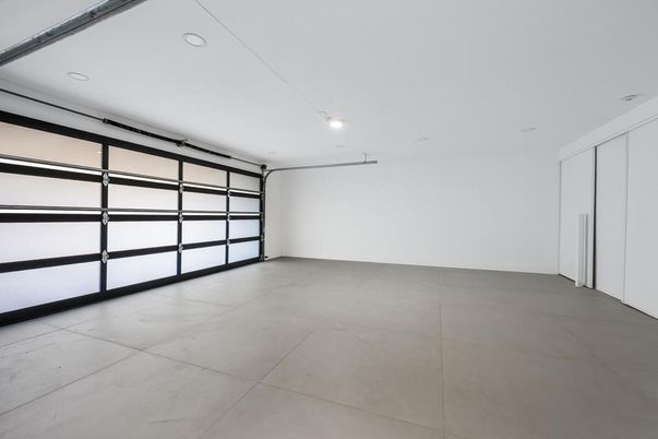 Empty room, Garage, Interior, Recessed Lighting