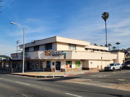 Exterior, Facade, Modern