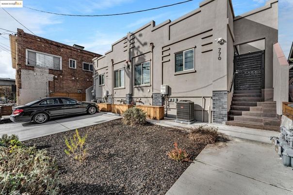 Exterior, Facade, Rowhouse