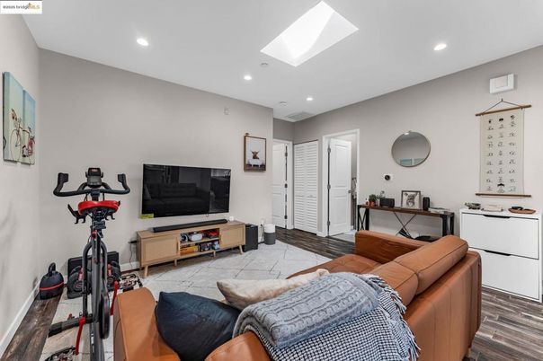 Fitness Equipment, Interior, Living room, Recessed Lighting, Wood Texture Flooring