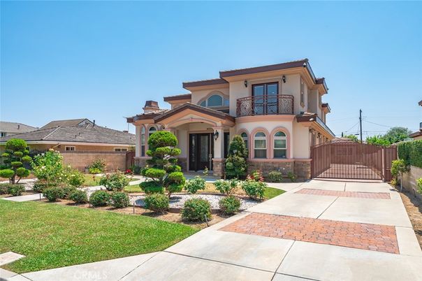 Backyard, Exterior, Facade, Mediterranean