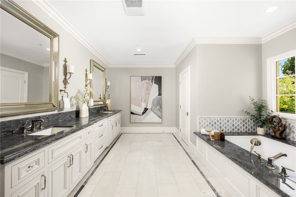 Bathroom, Dual Sink Vanities, Interior, Recessed Lighting