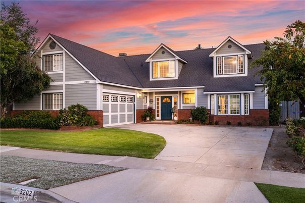 Attached, Exterior, Facade, Cape Cod