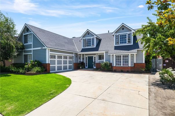 Attached, Exterior, Facade, Cape Cod