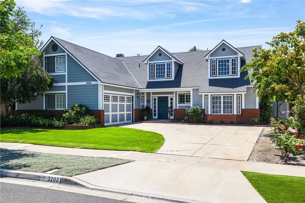 Attached, Exterior, Facade, Cape Cod