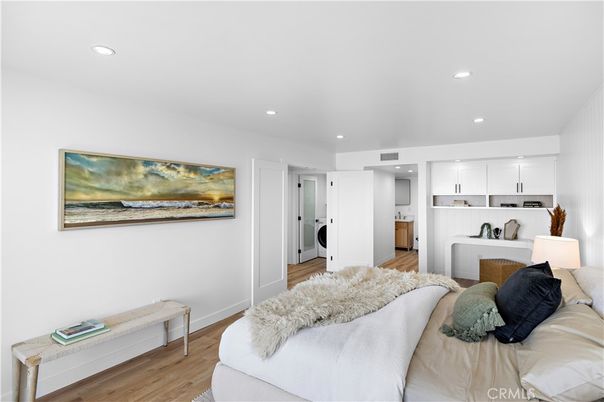 Interior, Recessed Lighting, Washer, Wood Texture Flooring