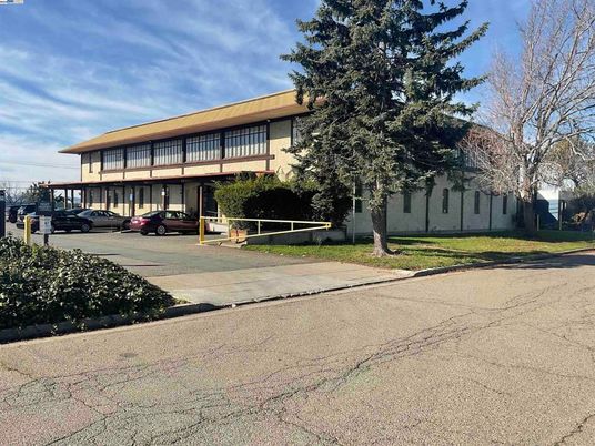 Exterior, Facade, Modern