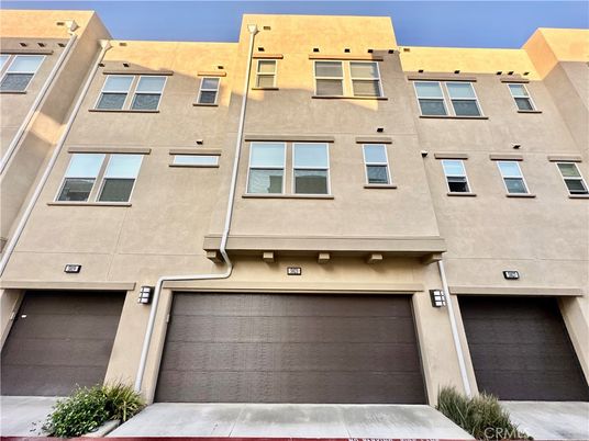 Attached, Exterior, Facade, Rowhouse