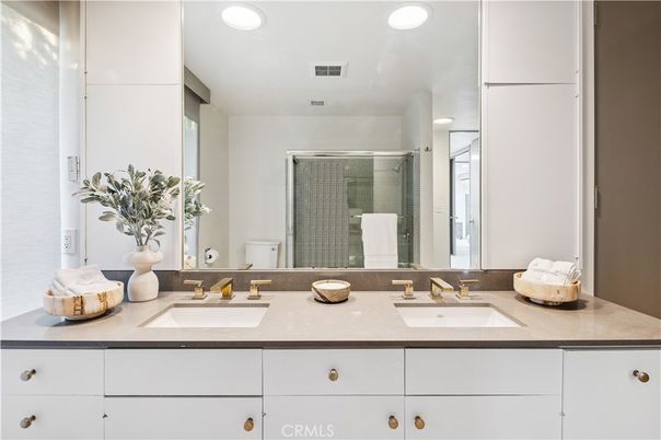 Bathroom, Dual Sink Vanities, Interior, Recessed Lighting