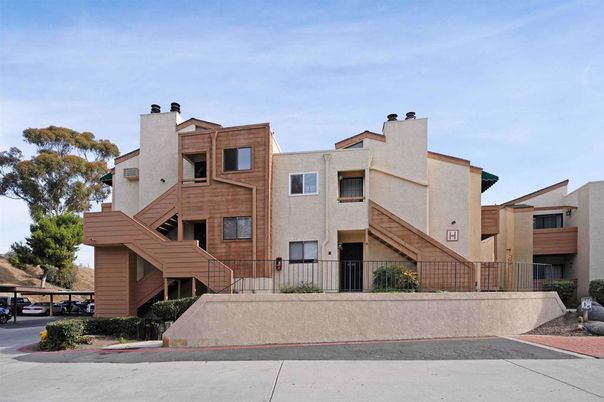 Exterior, Facade, Modern
