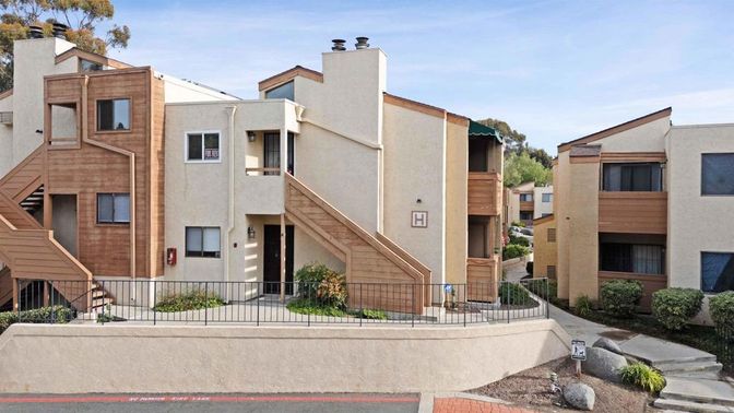 Exterior, Facade, Modern