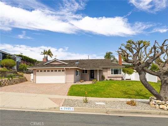 Attached, Exterior, Facade, Ranch