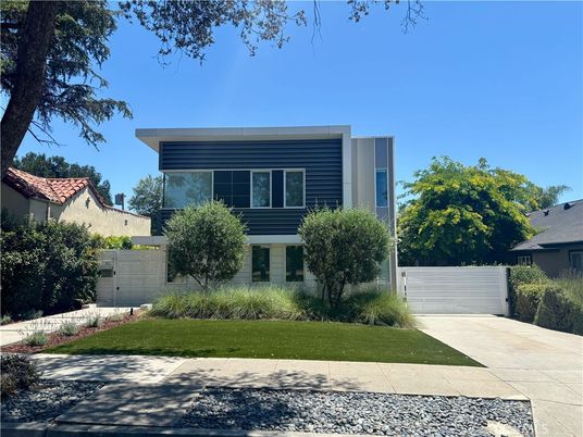Exterior, Facade, Modern