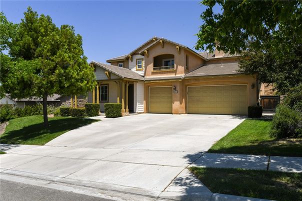 Attached, Exterior, Facade, Mediterranean