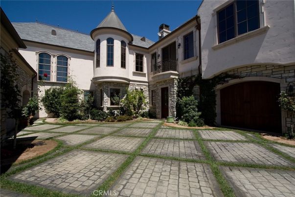 Backyard, Exterior, Facade, Queen Anne Victorian