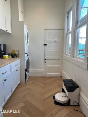 Interior, Washer, Wood Texture Flooring