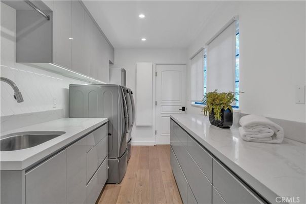 Interior, Recessed Lighting, Washer, Wood Texture Flooring