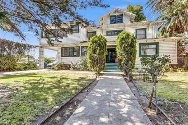 Exterior, Facade, Queen Anne Victorian
