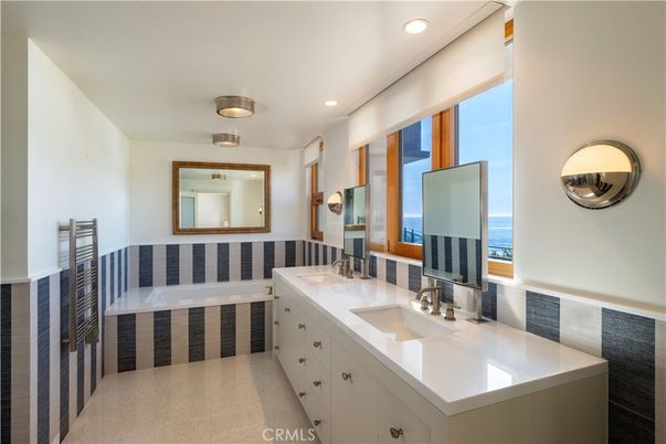 Bathroom, Dual Sink Vanities, Interior, Recessed Lighting, Water