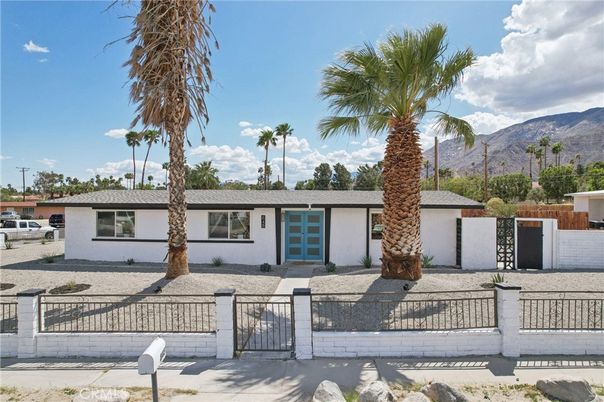 Exterior, Facade, Ranch