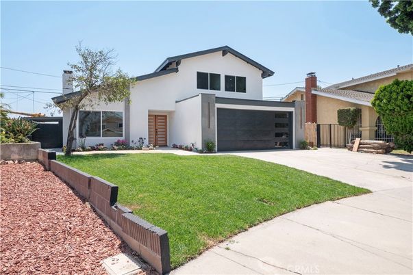 Attached, Backyard, Exterior, Facade, Modern